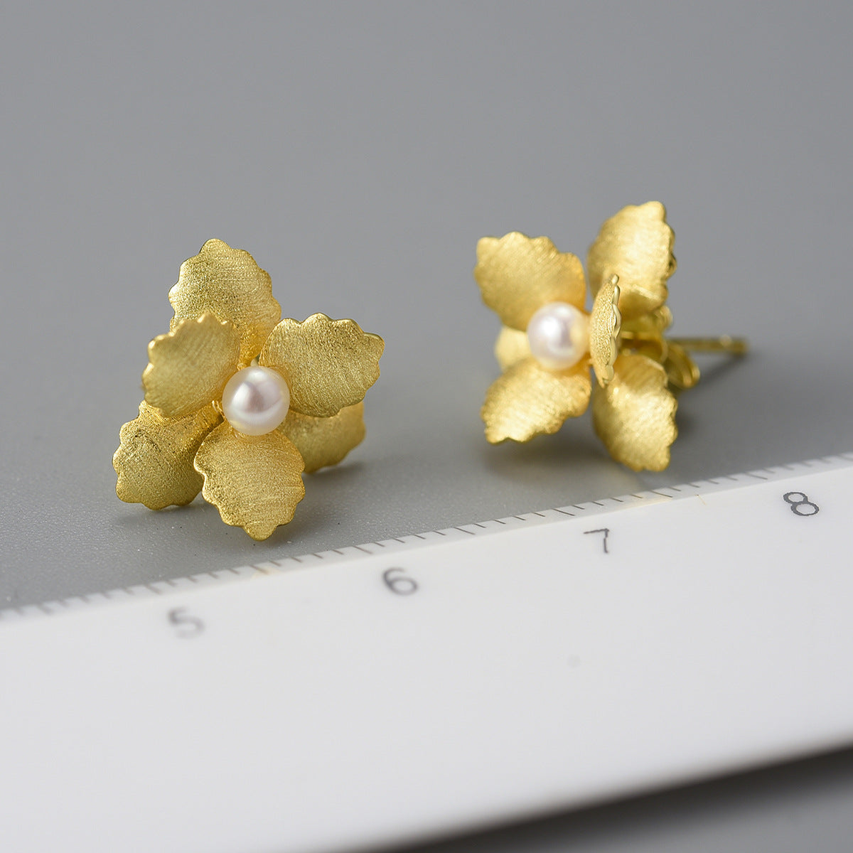 Temperamental and simple 925 silver female small begonia pearl earrings with flower elements