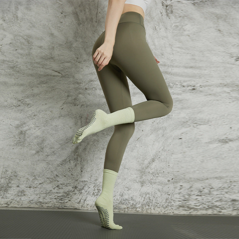 Long-tube yoga socks, autumn and winter professional non-slip socks, Pilates five-finger socks, mid-tube yoga sports socks, fitness fingering