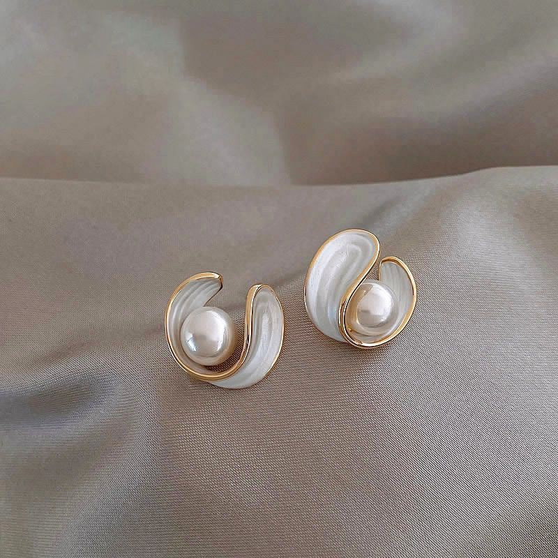 High-end imitation Baroque imitation pearl earrings niche light luxury bow diamond earrings 2025 new popular earrings