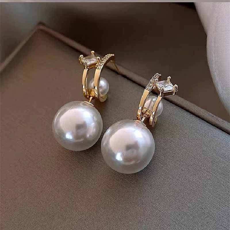 A multi-wear sweet, light, luxurious, high-end, temperament earring, big and small pearls, fashionable niche trend design earrings