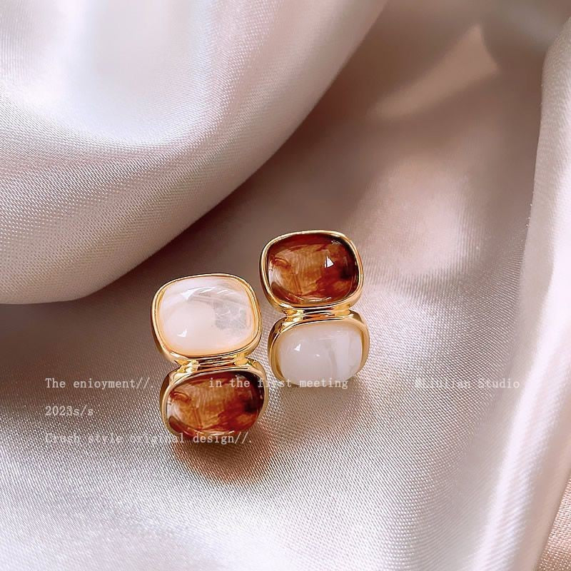 High-end autumn and winter Maillard retro oil drop earrings for women hot style earrings Internet celebrity round face slimming ear jewelry