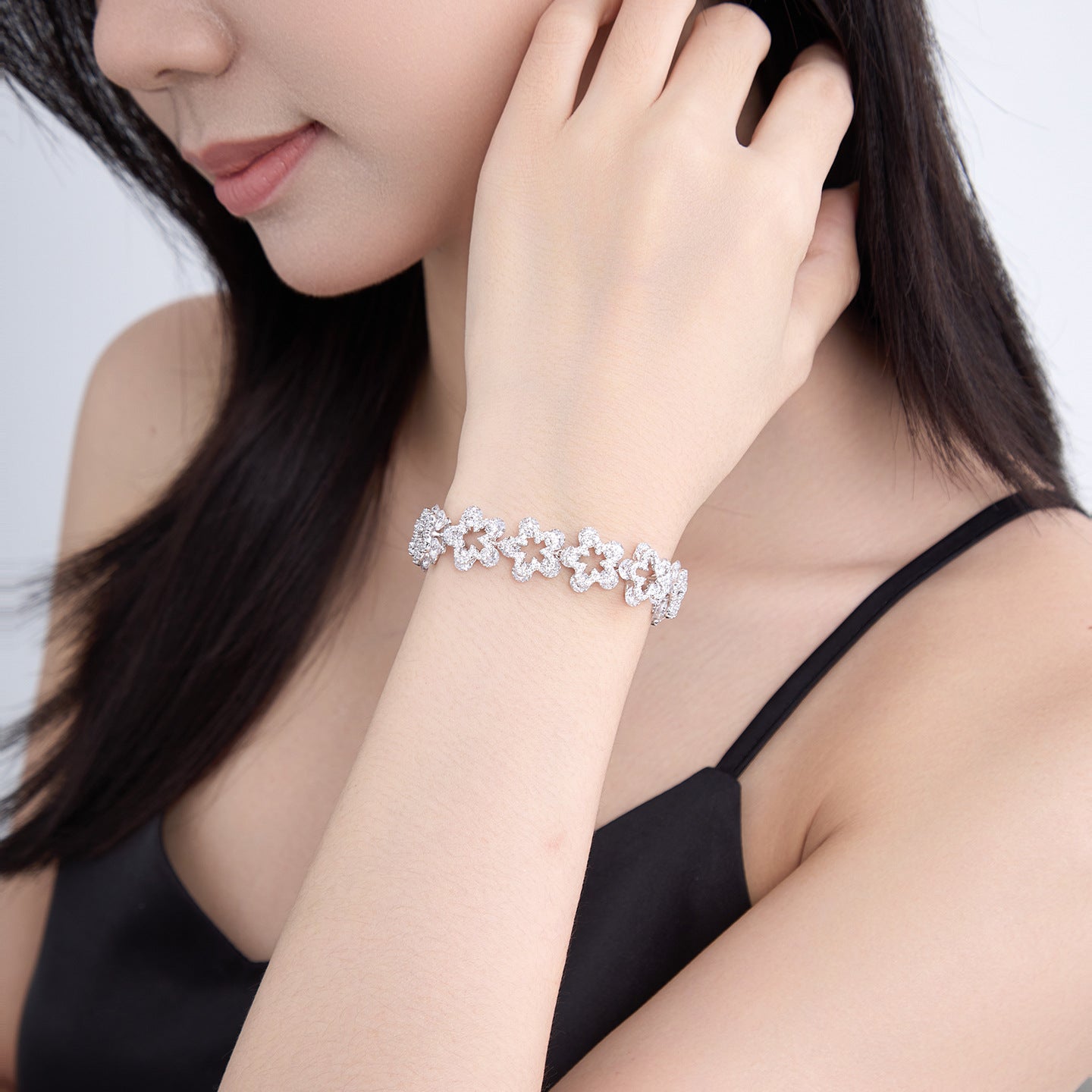 Xuping's New Luxury Openwork Double-layer Flower Bracelet with Artificial Gemstone Inlay and Elegant Splicing