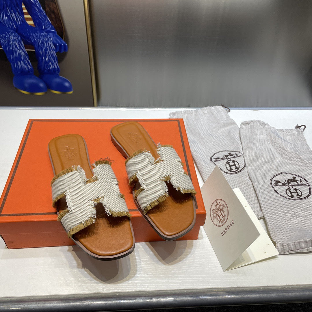 2026 New H-Style Women's Fashionable Genuine Leather Sandals with Rhinestones, Versatile Flat Beach Sandals, One-Strap Slippers