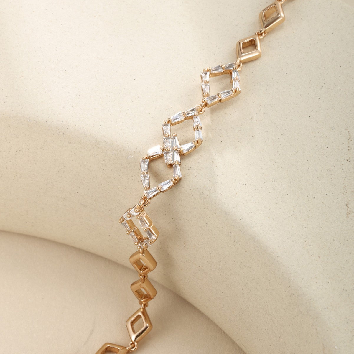 Xuping Hollowed-out Rhombus Chain, 18K Gold Plated Copper, Niche Design, Alloy Diamond Inlay, European and American Fashion Bracelet for Women