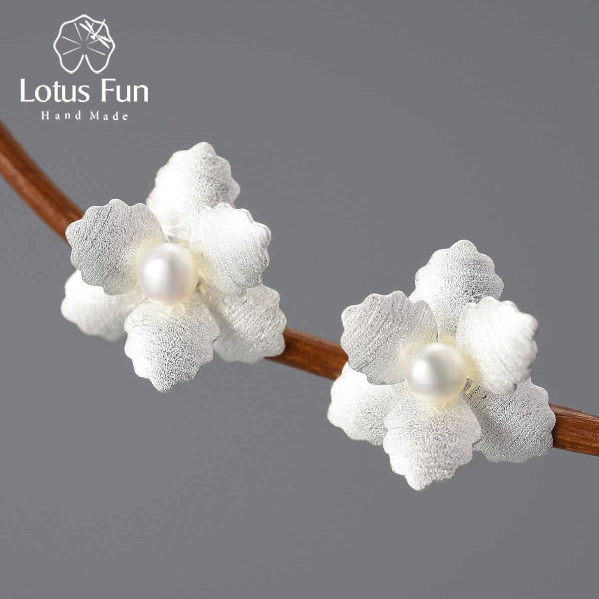 Temperamental and simple 925 silver female small begonia pearl earrings with flower elements