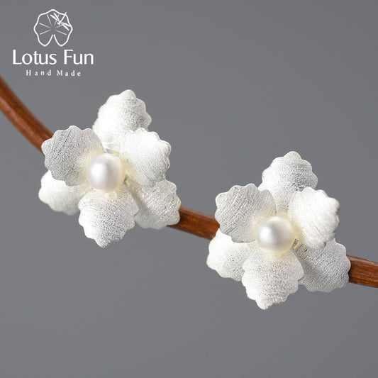 Temperamental and simple 925 silver female small begonia pearl earrings with flower elements