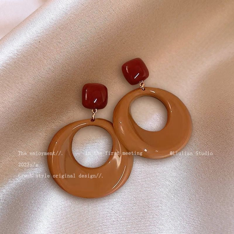 High-end autumn and winter Maillard retro oil drop earrings for women hot style earrings Internet celebrity round face slimming ear jewelry