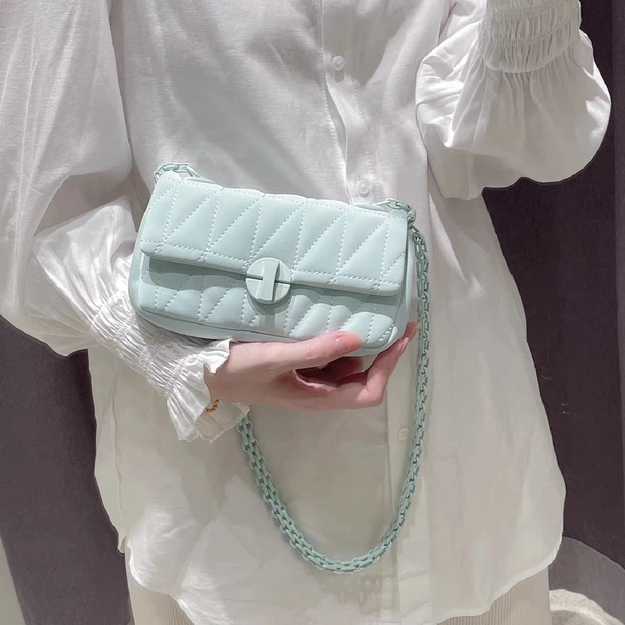 2026 Spring/Summer New High-Quality Small Handbag for Women, Quilted Chain Shoulder Bag, Underarm Bag, Versatile Crossbody Bag