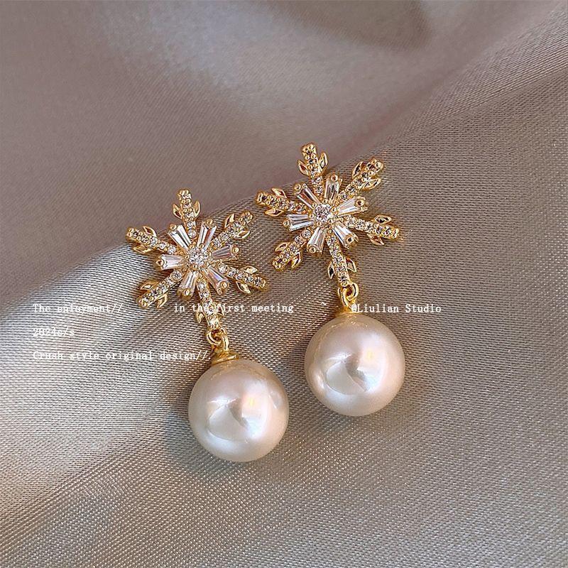 High-end imitation Baroque imitation pearl earrings niche light luxury bow diamond earrings 2025 new popular earrings