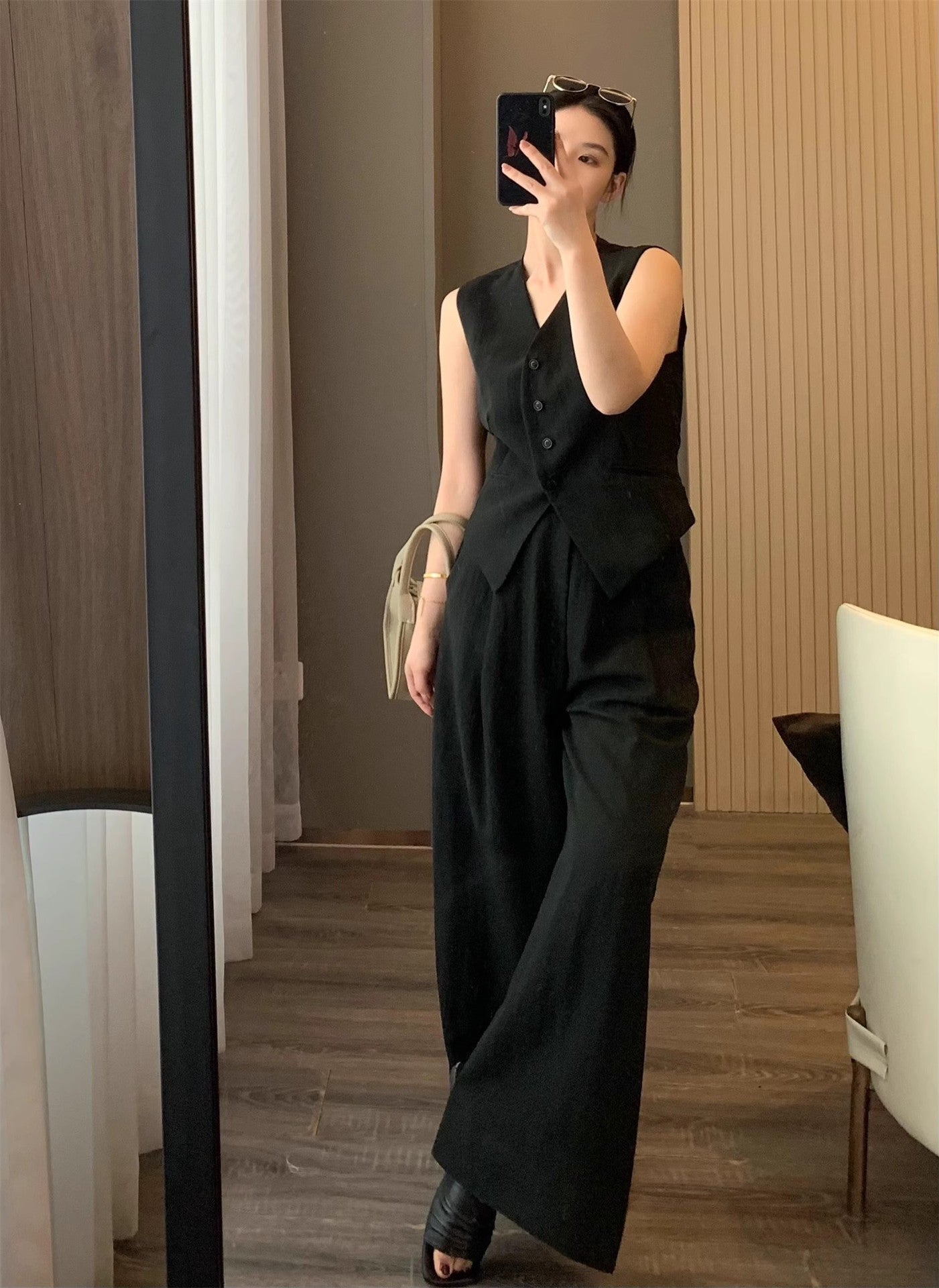 Tencel linen sleeveless high-end two-piece set for summer 2026, featuring a classic style with a vest and wide-leg pants.