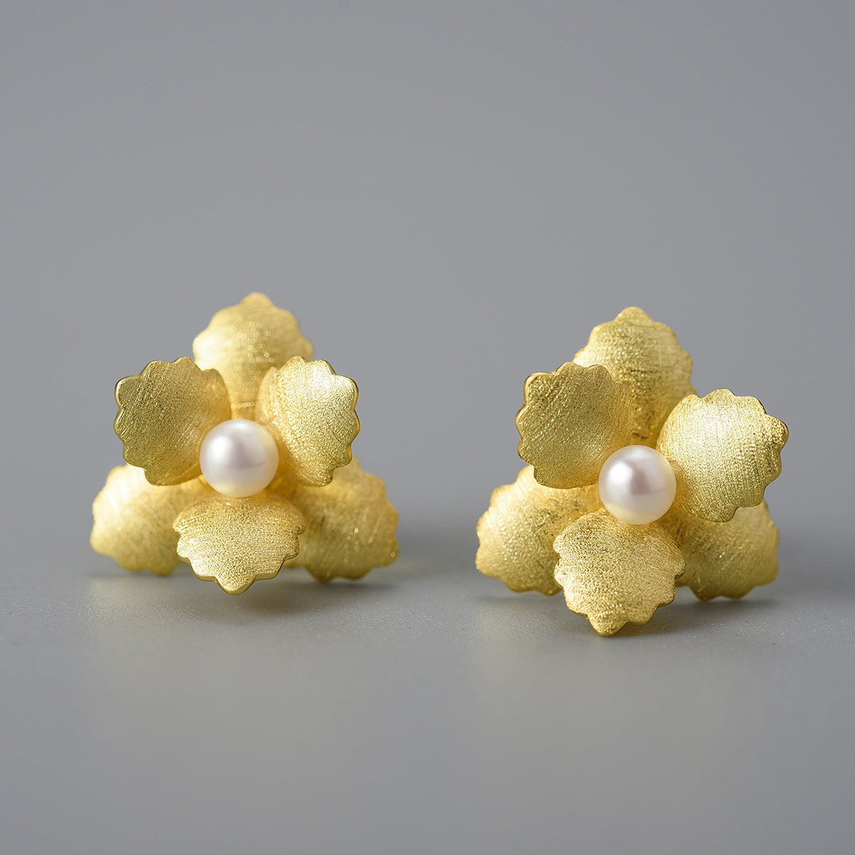 Temperamental and simple 925 silver female small begonia pearl earrings with flower elements