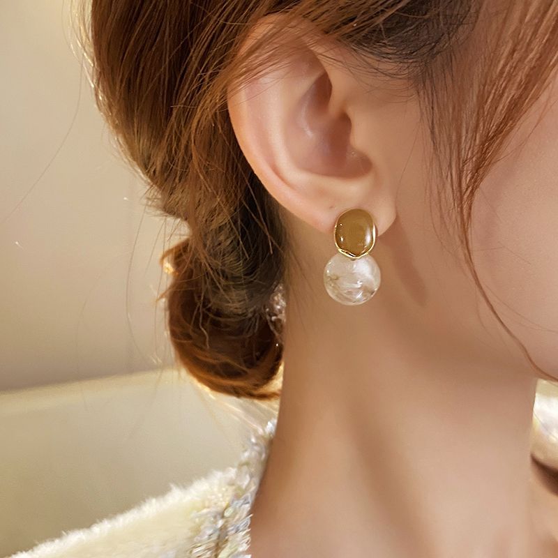 High-end autumn and winter Maillard retro oil drop earrings for women hot style earrings Internet celebrity round face slimming ear jewelry