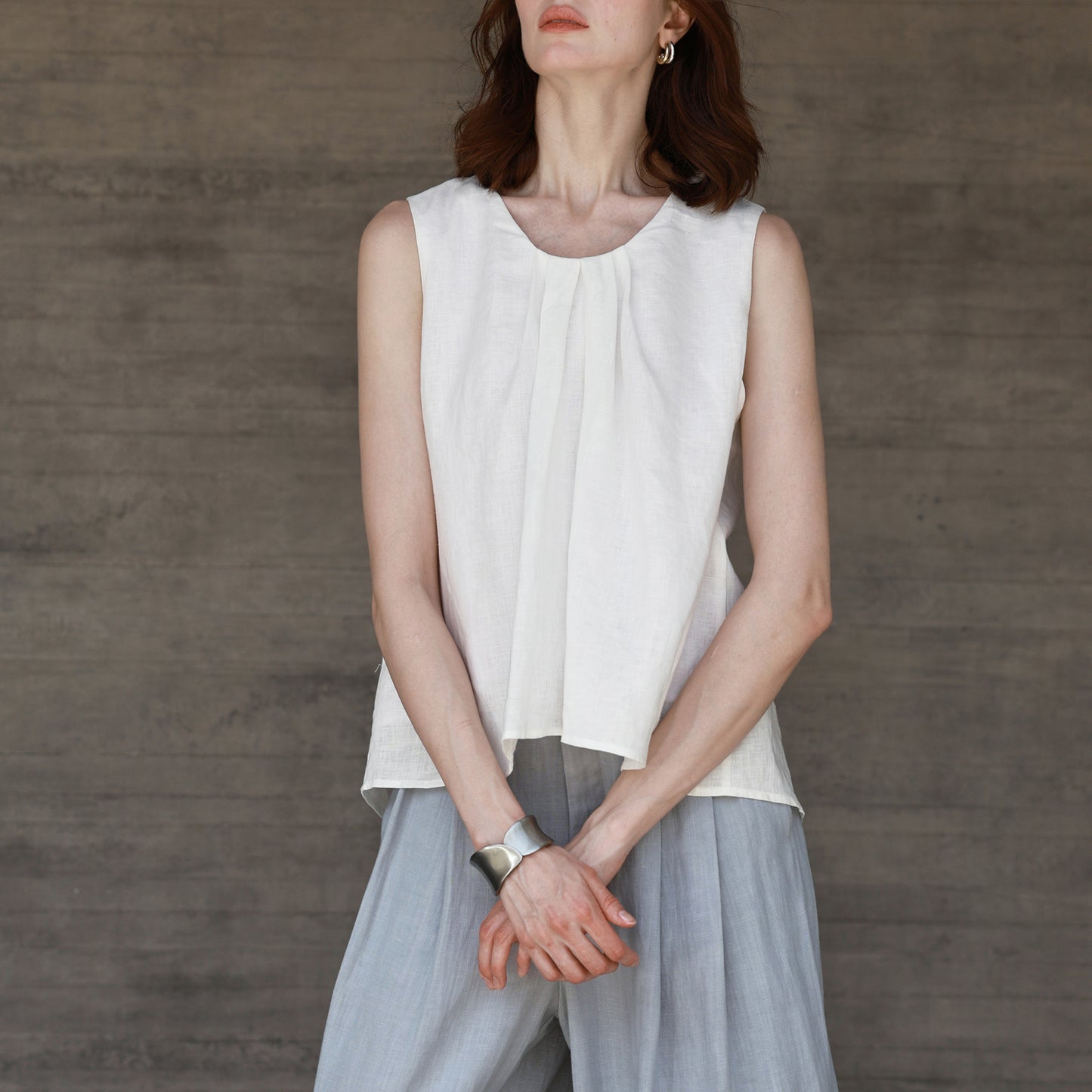High-quality Pure Linen Round Neck Sleeveless Vest for Women, with a Front Pleated Design, Solid Color, Elegant Camisole