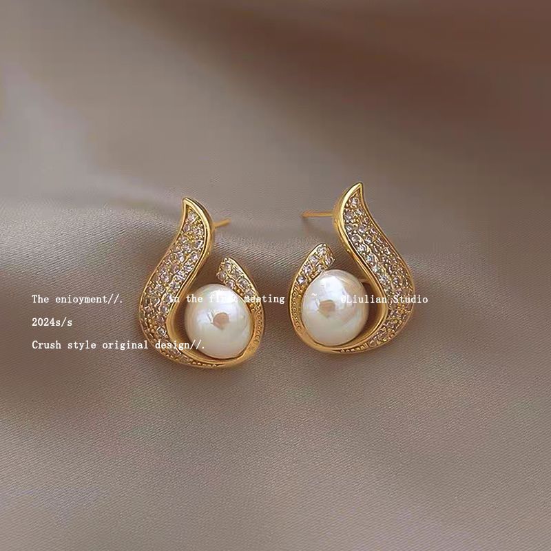 High-end imitation Baroque imitation pearl earrings niche light luxury bow diamond earrings 2025 new popular earrings