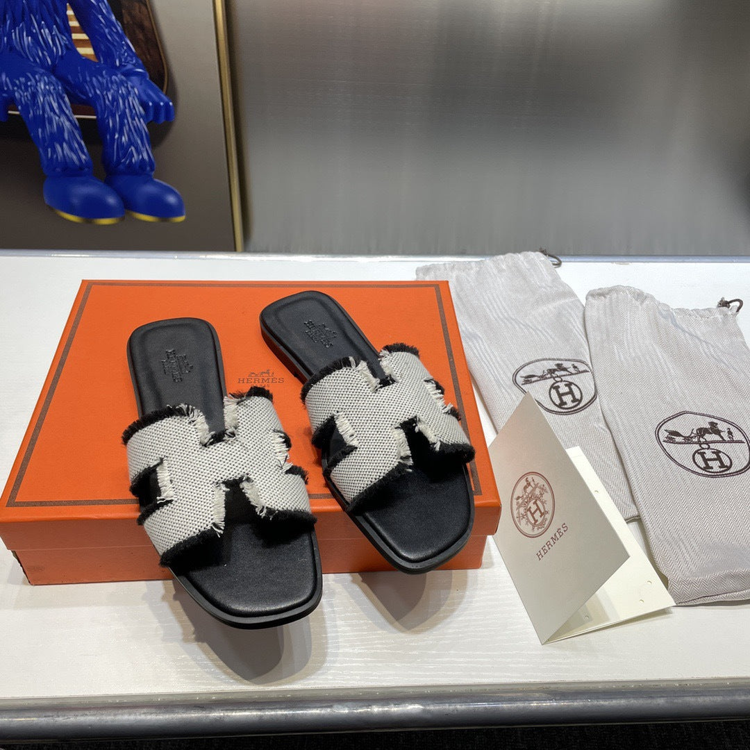 2026 New H-Style Women's Fashionable Genuine Leather Sandals with Rhinestones, Versatile Flat Beach Sandals, One-Strap Slippers