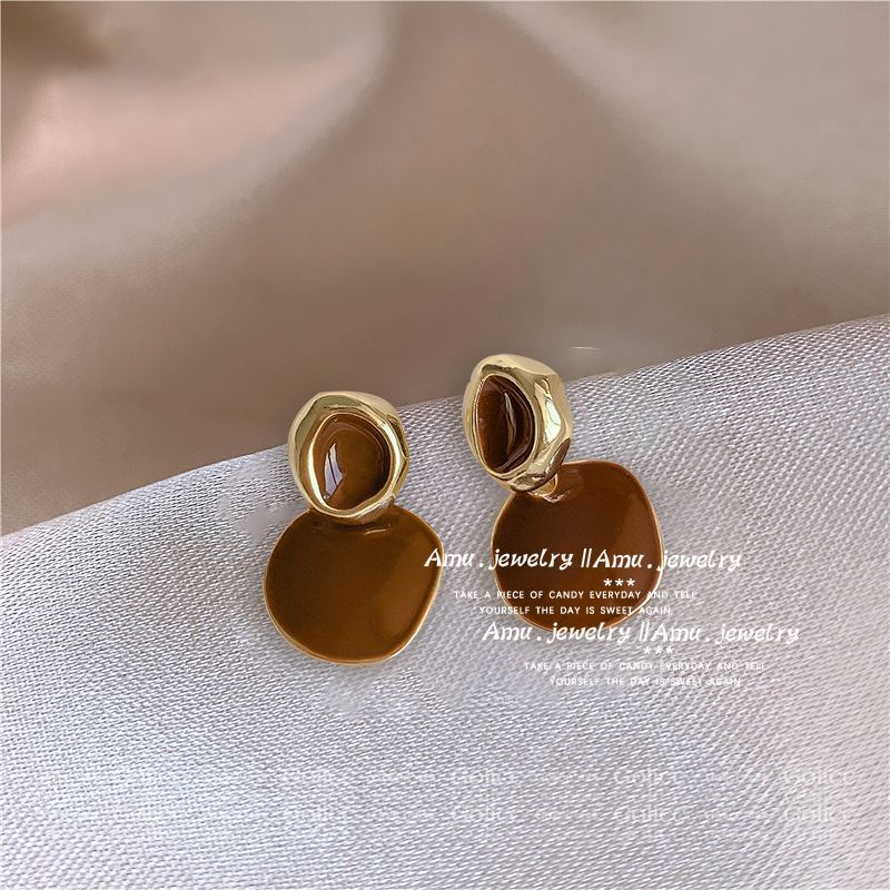 High-end autumn and winter Maillard retro oil drop earrings for women hot style earrings Internet celebrity round face slimming ear jewelry
