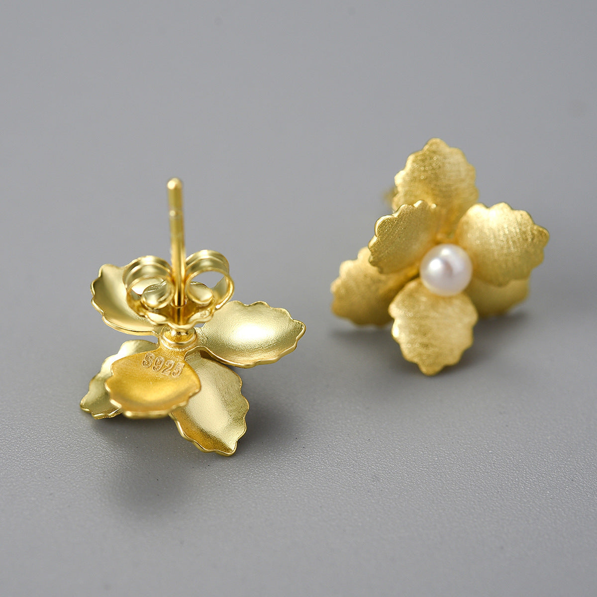 Temperamental and simple 925 silver female small begonia pearl earrings with flower elements