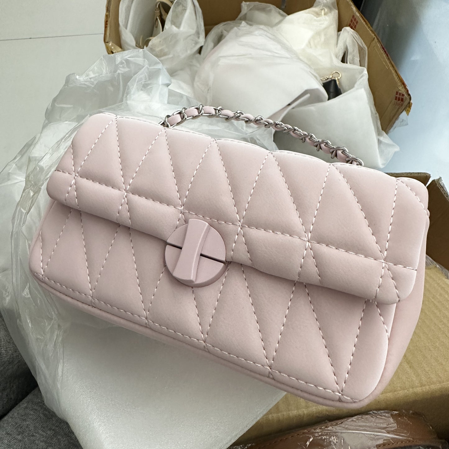2026 Spring/Summer New High-Quality Small Handbag for Women, Quilted Chain Shoulder Bag, Underarm Bag, Versatile Crossbody Bag