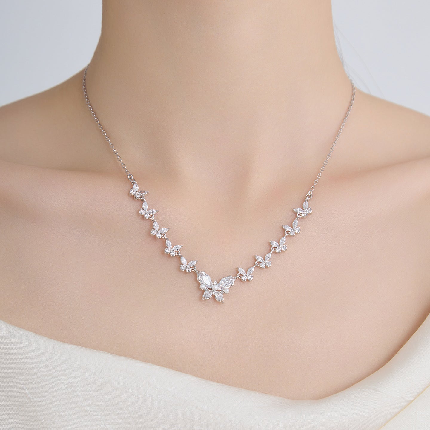Xuping Minimalist and Gentle Style Butterfly Necklace, Copper Alloy, Fashionable, Sweet and Cool Style, Elegant and Temperament Clavicle Chain Necklace Wholesale