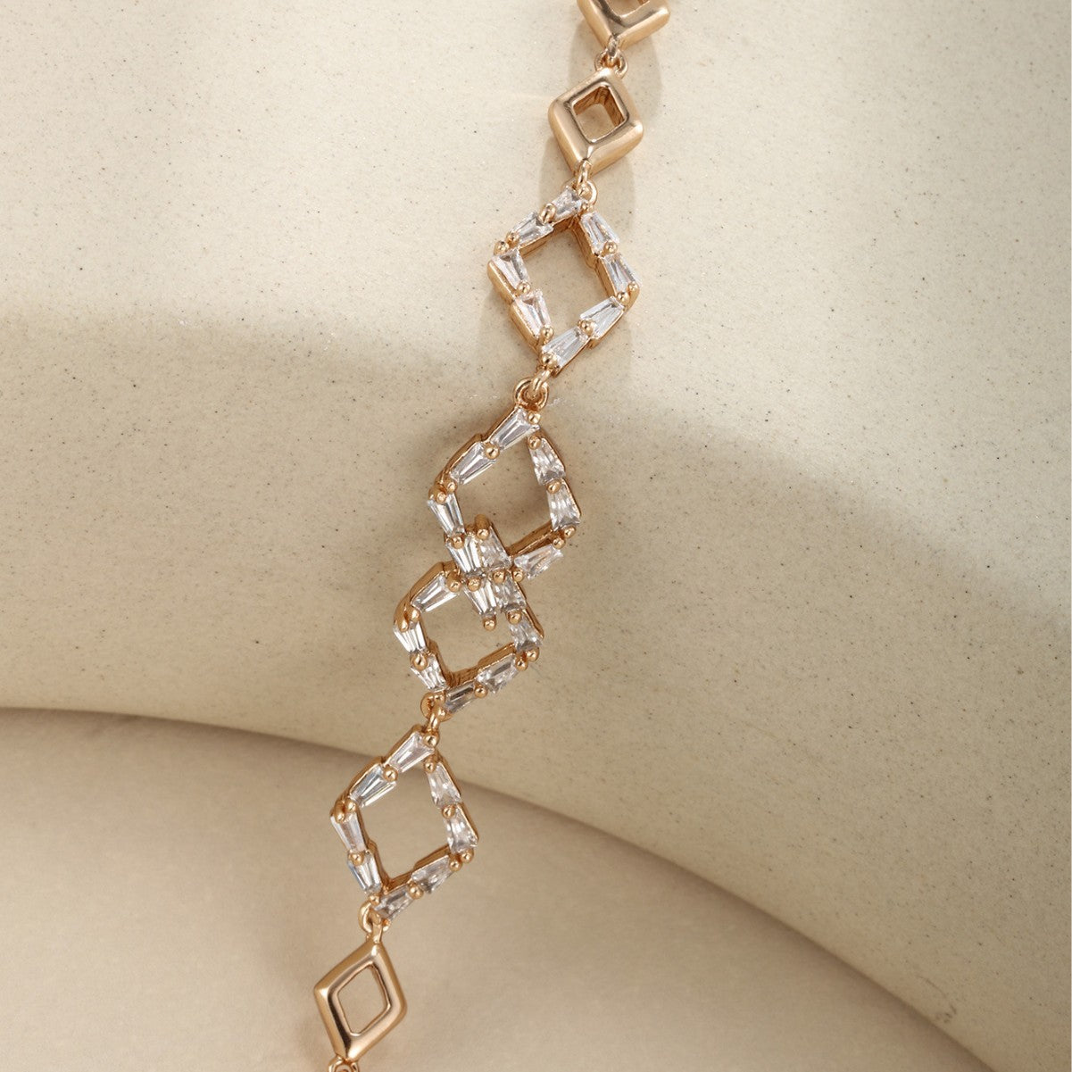 Xuping Hollowed-out Rhombus Chain, 18K Gold Plated Copper, Niche Design, Alloy Diamond Inlay, European and American Fashion Bracelet for Women