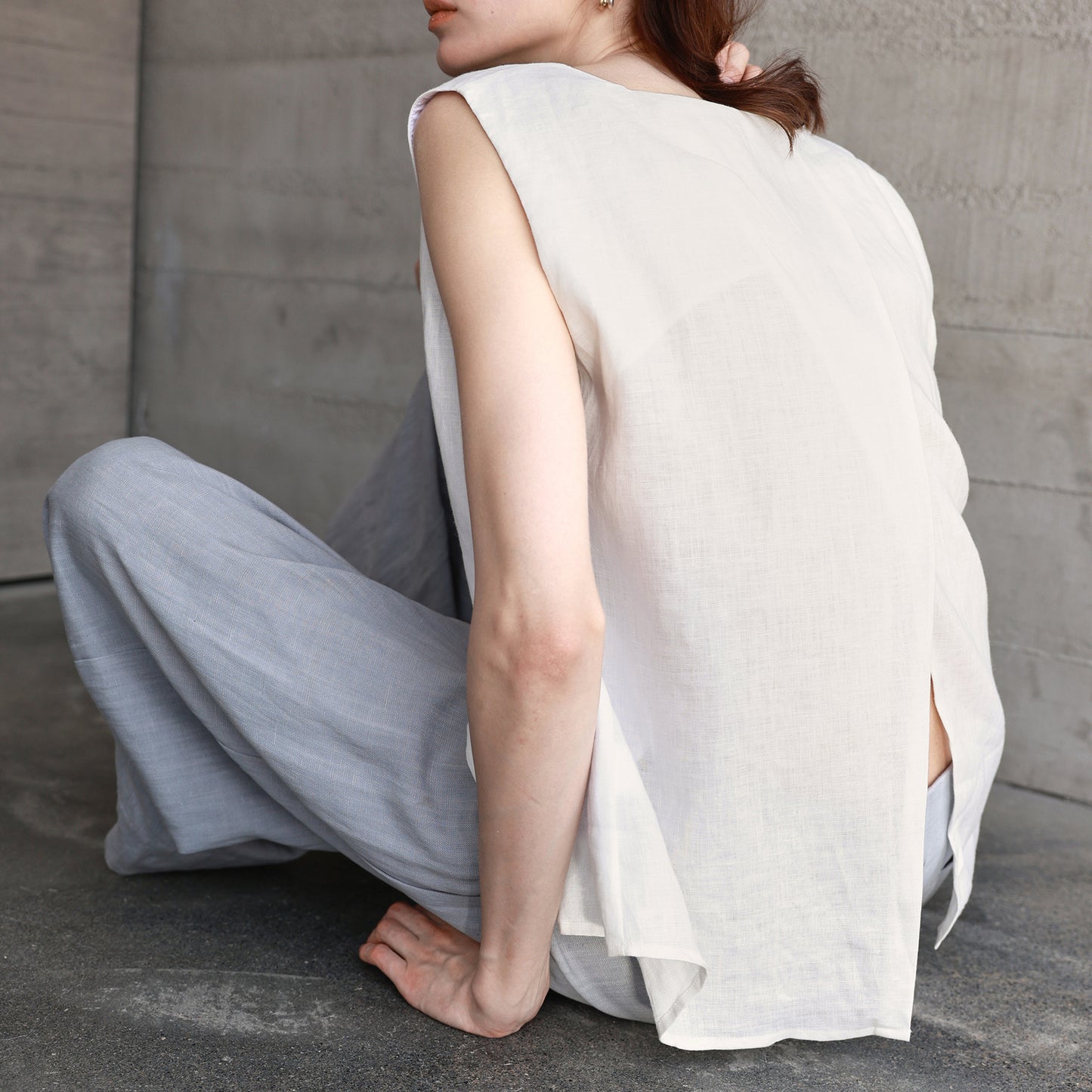 High-quality Pure Linen Round Neck Sleeveless Vest for Women, with a Front Pleated Design, Solid Color, Elegant Camisole