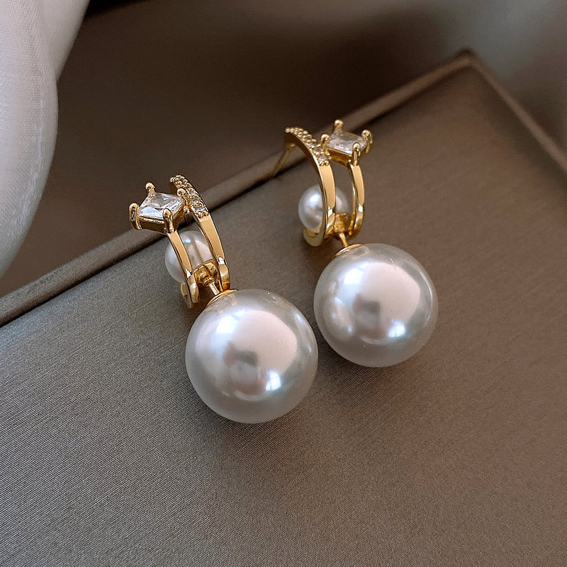 A multi-wear sweet, light, luxurious, high-end, temperament earring, big and small pearls, fashionable niche trend design earrings