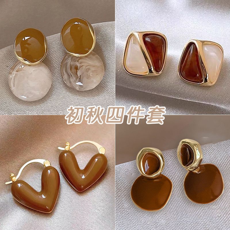 High-end autumn and winter Maillard retro oil drop earrings for women hot style earrings Internet celebrity round face slimming ear jewelry