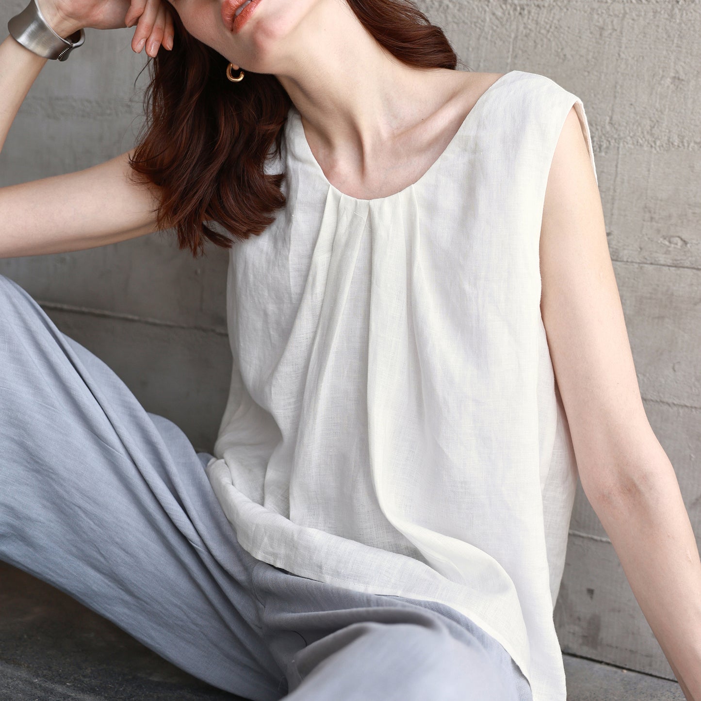High-quality Pure Linen Round Neck Sleeveless Vest for Women, with a Front Pleated Design, Solid Color, Elegant Camisole