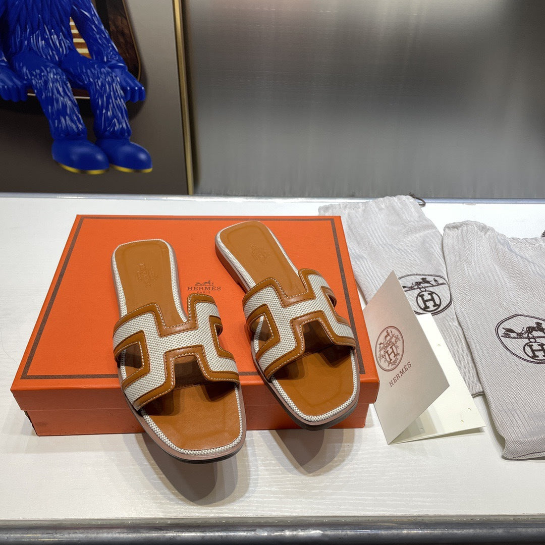 2026 New H-Style Women's Fashionable Genuine Leather Sandals with Rhinestones, Versatile Flat Beach Sandals, One-Strap Slippers