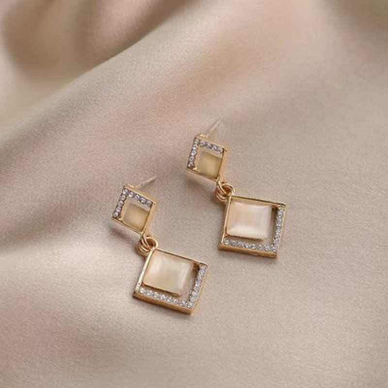 High-end autumn and winter Maillard retro oil drop earrings for women hot style earrings Internet celebrity round face slimming ear jewelry