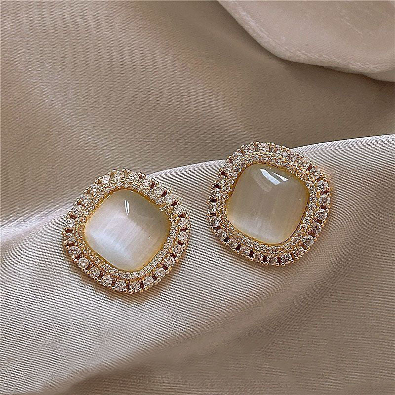 High-end autumn and winter Maillard retro oil drop earrings for women hot style earrings Internet celebrity round face slimming ear jewelry