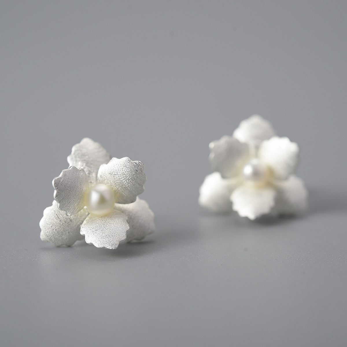 Temperamental and simple 925 silver female small begonia pearl earrings with flower elements
